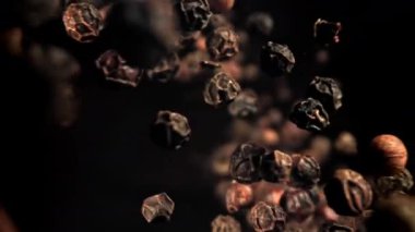 Karabiber düşer. 1000 fps 'de yüksek hızlı bir kamerayla çekildi. Yüksek kaliteli FullHD görüntüler