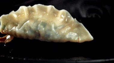 Geleneksel gyoze köfteleri soya sosuna dökülüyor. 1000 fps 'de yüksek hızlı bir kamerayla çekildi. Yüksek kaliteli FullHD görüntüler