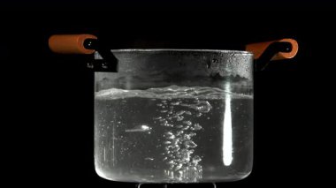 Su hava kabarcıklarıyla kaynıyor. 1000 fps 'de yüksek hızlı bir kamerayla çekildi. Yüksek kaliteli FullHD görüntüler