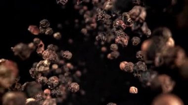 Karabiber düşer. 1000 fps 'de yüksek hızlı bir kamerayla çekildi. Yüksek kaliteli FullHD görüntüler