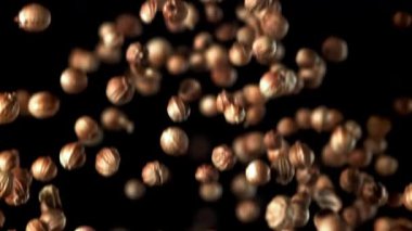 Kişniş taneleri uçar ve düşer. 1000 fps 'de yüksek hızlı bir kamerayla çekildi. Yüksek kaliteli FullHD görüntüler