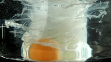 Haşlanmış yumurta pişiriyorum. 1000 fps 'de yüksek hızlı bir kamerayla çekildi. Yüksek kaliteli FullHD görüntüler