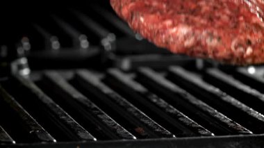 Biftek ızgaraya düşer. 1000 fps 'de yüksek hızlı bir kamerayla çekildi. Yüksek kaliteli FullHD görüntüler