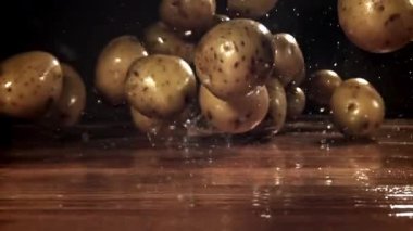 Patatesler masaya düşer. 1000 fps 'de yüksek hızlı bir kamerayla çekildi. Yüksek kaliteli FullHD görüntüler