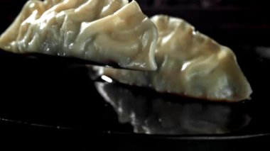 Asya usulü gyoze köftesi pişiriyorum. 1000 fps 'de yüksek hızlı bir kamerayla çekildi. Yüksek kaliteli FullHD görüntüler