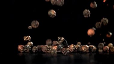 Karabiber masaya düşer. 1000 fps 'de yüksek hızlı bir kamerayla çekildi. Yüksek kaliteli FullHD görüntüler