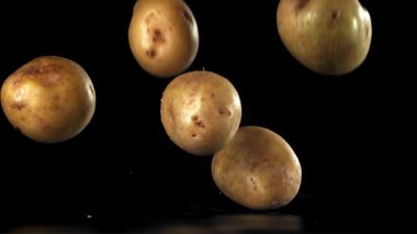 Patatesler masaya düşer. 1000 fps 'de yüksek hızlı bir kamerayla çekildi. Yüksek kaliteli FullHD görüntüler