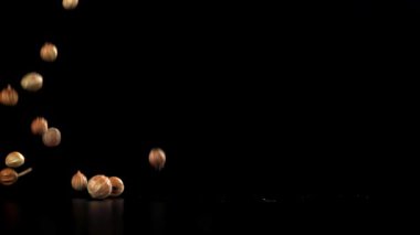 Kişniş masaya düşer. 1000 fps 'de yüksek hızlı bir kamerayla çekildi. Yüksek kaliteli FullHD görüntüler