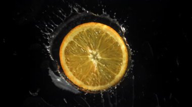 Dilimlenmiş bir portakal çemberi suya düşer. 1000 fps 'de yüksek hızlı bir kamerayla çekildi. Yüksek kaliteli FullHD görüntüler