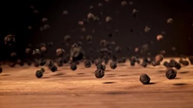 Kara biber ahşap bir masaya düşer. 1000 fps 'de yüksek hızlı bir kamerayla çekildi. Yüksek kaliteli FullHD görüntüler