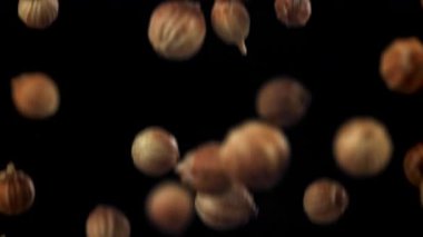 Kişniş taneleri uçup gidiyor. 1000 fps 'de yüksek hızlı bir kamerayla çekildi. Yüksek kaliteli FullHD görüntüler