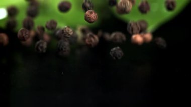 Karabiber masaya düşer. 1000 fps 'de yüksek hızlı bir kamerayla çekildi. Yüksek kaliteli FullHD görüntüler