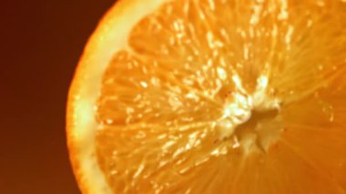 Meyve suyuna bir dilim portakal düşer. 1000 fps 'de yüksek hızlı bir kamerayla çekildi. Yüksek kaliteli FullHD görüntüler