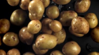 Patatesler uçar ve düşer. 1000 fps 'de yüksek hızlı bir kamerayla çekildi. Yüksek kaliteli FullHD görüntüler