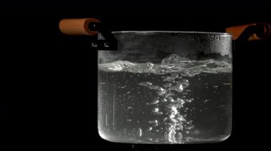 Su hava kabarcıklarıyla kaynıyor. 1000 fps 'de yüksek hızlı bir kamerayla çekildi. Yüksek kaliteli FullHD görüntüler