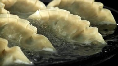 Asya usulü gyoze köftesi pişiriyorum. 1000 fps 'de yüksek hızlı bir kamerayla çekildi. Yüksek kaliteli FullHD görüntüler