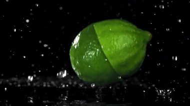 Masaya kireç damlası. 1000 fps 'de yüksek hızlı bir kamerayla çekildi. Yüksek kaliteli FullHD görüntüler