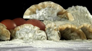 Asya gyoze köfteleri un ile masaya düşer. 1000 fps 'de yüksek hızlı bir kamerayla çekildi. Yüksek kaliteli FullHD görüntüler