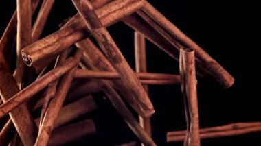 Tarçın çubukları yukarı aşağı uçar. 1000 fps 'de yüksek hızlı bir kamerayla çekildi. Yüksek kaliteli FullHD görüntüler