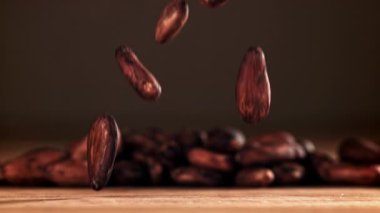 Kakao çekirdekleri masaya düşer. 1000 fps 'de yüksek hızlı bir kamerayla çekildi. Yüksek kaliteli FullHD görüntüler
