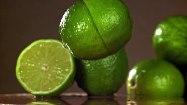 Masaya kireç damlası. 1000 fps 'de yüksek hızlı bir kamerayla çekildi. Yüksek kaliteli FullHD görüntüler