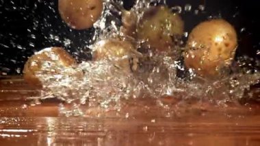 Patatesler masaya düşer. 1000 fps 'de yüksek hızlı bir kamerayla çekildi. Yüksek kaliteli FullHD görüntüler