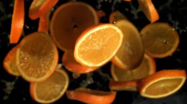 Dilimlenmiş portakallar yukarı aşağı uçar. 1000 fps 'de yüksek hızlı bir kamerayla çekildi. Yüksek kaliteli FullHD görüntüler