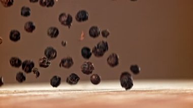 Kara biber ahşap bir masaya düşer. 1000 fps 'de yüksek hızlı bir kamerayla çekildi. Yüksek kaliteli FullHD görüntüler