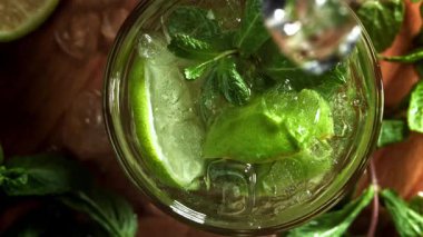 Buz mojito kokteyline düşer. 1000 fps 'de yüksek hızlı bir kamerayla çekildi. Yüksek kaliteli FullHD görüntüler
