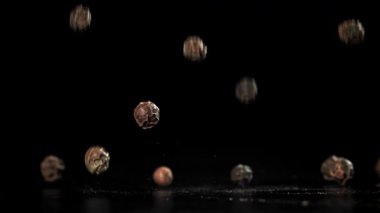 Karabiber masaya düşer. 1000 fps 'de yüksek hızlı bir kamerayla çekildi. Yüksek kaliteli FullHD görüntüler