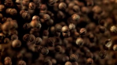 Kişniş taneleri uçar ve düşer. 1000 fps 'de yüksek hızlı bir kamerayla çekildi. Yüksek kaliteli FullHD görüntüler