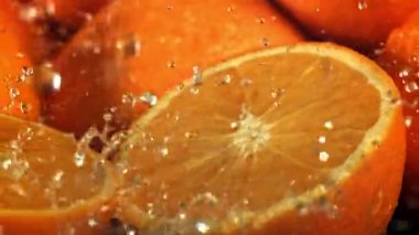Su damlaları portakalın üzerine düşer. 1000 fps 'de yüksek hızlı bir kamerayla çekildi. Yüksek kaliteli FullHD görüntüler
