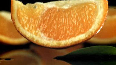 Dilimlenmiş portakal dilimleri masaya düşer. 1000 fps 'de yüksek hızlı bir kamerayla çekildi. Yüksek kaliteli FullHD görüntüler