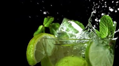 Buz mojito kokteyline düşer. 1000 fps 'de yüksek hızlı bir kamerayla çekildi. Yüksek kaliteli FullHD görüntüler