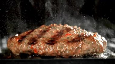 Tavada sığır burger. 1000 fps 'de yüksek hızlı bir kamerayla çekildi. Yüksek kaliteli FullHD görüntüler