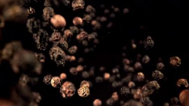Karabiber düşer. 1000 fps 'de yüksek hızlı bir kamerayla çekildi. Yüksek kaliteli FullHD görüntüler