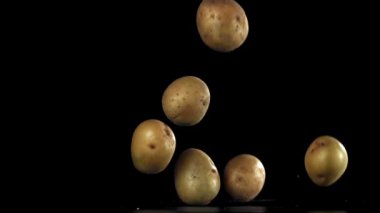 Patatesler masaya düşer. 1000 fps 'de yüksek hızlı bir kamerayla çekildi. Yüksek kaliteli FullHD görüntüler