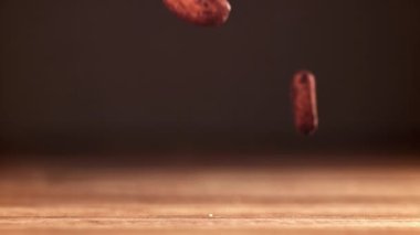 Kakao çekirdekleri masaya düşer. 1000 fps 'de yüksek hızlı bir kamerayla çekildi. Yüksek kaliteli FullHD görüntüler