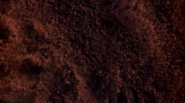 Kakao tozu yukarı aşağı uçuyor. 1000 fps 'de yüksek hızlı bir kamerayla çekildi. Yüksek kaliteli FullHD görüntüler