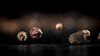 Karabiber masaya düşer. 1000 fps 'de yüksek hızlı bir kamerayla çekildi. Yüksek kaliteli FullHD görüntüler