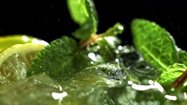 Mojito kokteylinin yakın çekimi. 1000 fps 'de yüksek hızlı bir kamerayla çekildi. Yüksek kaliteli FullHD görüntüler