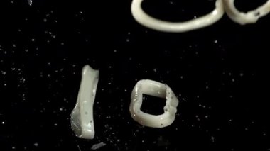 Mürekkep balığı yüzükleri ıslak masaya düşer. 1000 fps 'de yüksek hızlı bir kamerayla çekildi. Yüksek kaliteli FullHD görüntüler