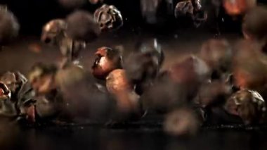 Karabiber masaya düşer. 1000 fps 'de yüksek hızlı bir kamerayla çekildi. Yüksek kaliteli FullHD görüntüler