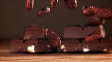 Kakao çekirdekleri masaya düşer. 1000 fps 'de yüksek hızlı bir kamerayla çekildi. Yüksek kaliteli FullHD görüntüler