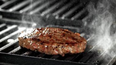Tavada sığır burger. 1000 fps 'de yüksek hızlı bir kamerayla çekildi. Yüksek kaliteli FullHD görüntüler