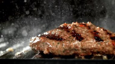 Biftek köftesi ızgarada kızartılır. 1000 fps 'de yüksek hızlı bir kamerayla çekildi. Yüksek kaliteli FullHD görüntüler