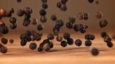 Kara biber ahşap bir masaya düşer. 1000 fps 'de yüksek hızlı bir kamerayla çekildi. Yüksek kaliteli FullHD görüntüler