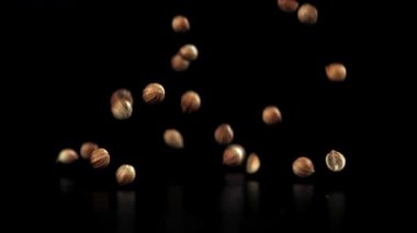 Kişniş masaya düşer. 1000 fps 'de yüksek hızlı bir kamerayla çekildi. Yüksek kaliteli FullHD görüntüler