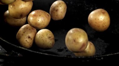 Patatesler suya düşer. 1000 fps 'de yüksek hızlı bir kamerayla çekildi. Yüksek kaliteli FullHD görüntüler