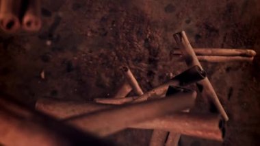 Tarçın çubukları düşer. 1000 fps 'de yüksek hızlı bir kamerayla çekildi. Yüksek kaliteli FullHD görüntüler